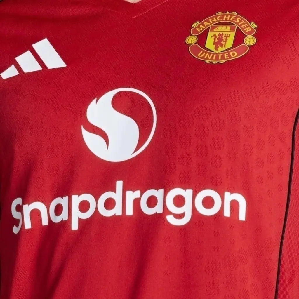 Camisa Manchester United I 25/26 - Feminina - Vermelha com detalhes em preto - Central das Camisas